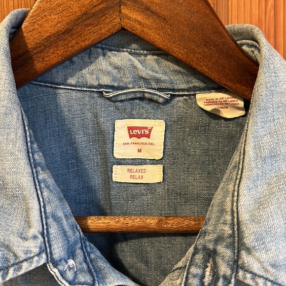 Levi’s Relaxed Fit Denim Shirt Size Medium - Picture 2 of 11